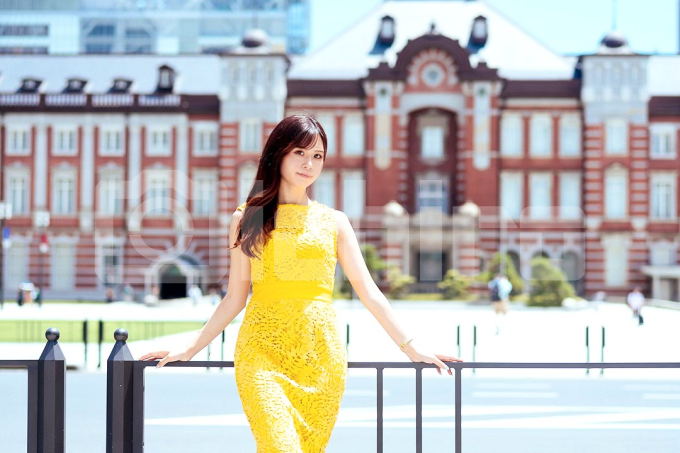 東京駅と黄色のワンピースの女性